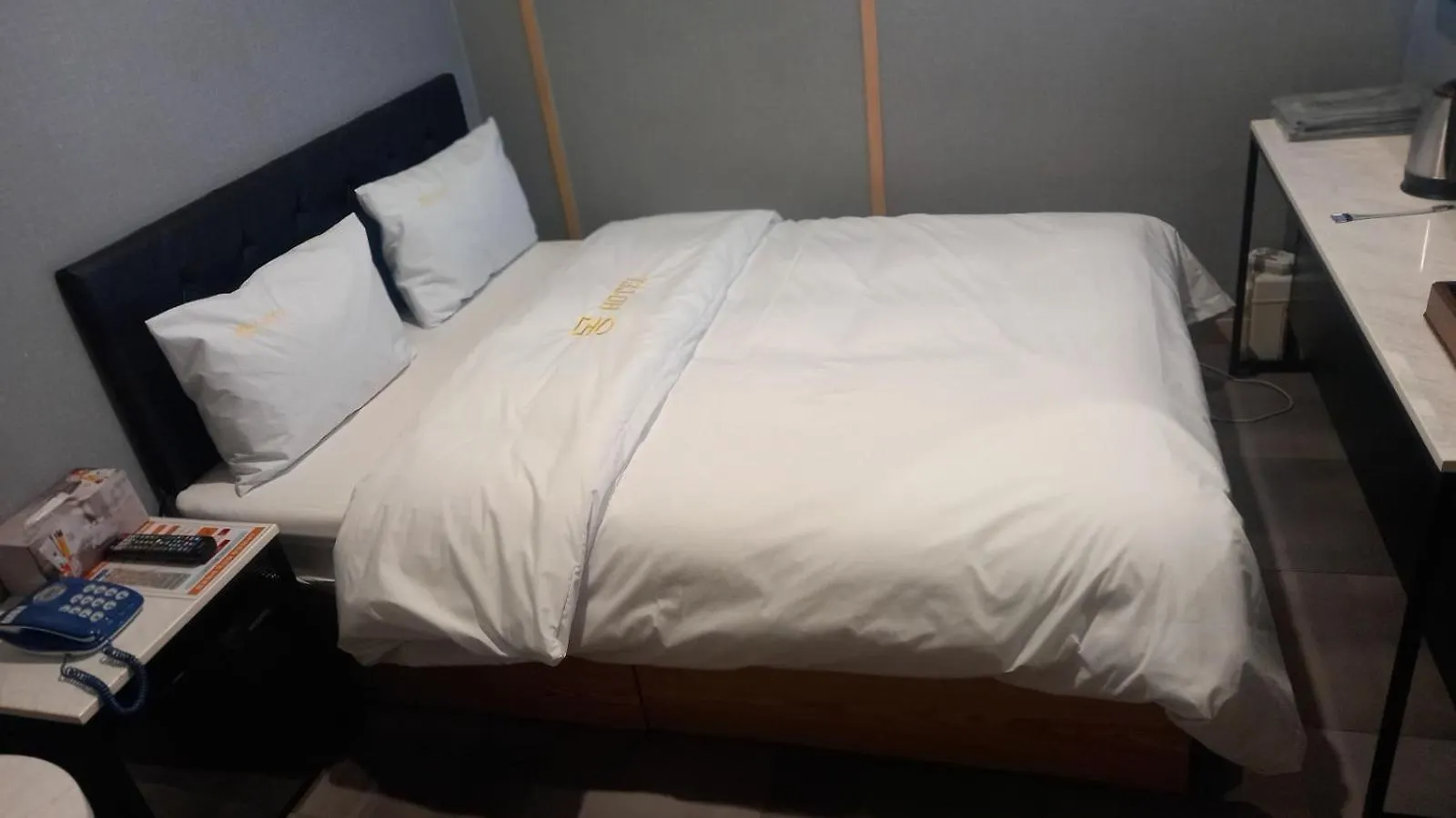 Contacten van Mong Motel